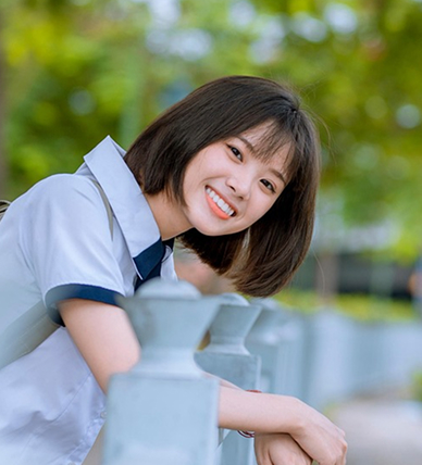女性が外で微笑んでいる写真