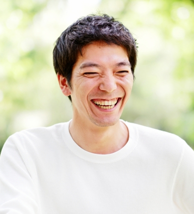 男性が笑っている写真